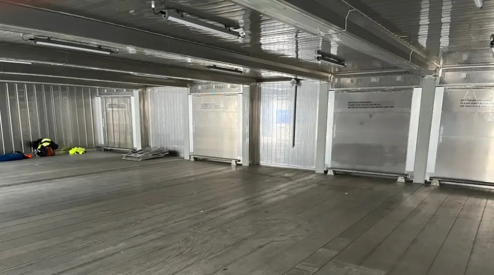 Modularna namestitev hladilnega kontejnerja, ki tvori enoto SuperStore