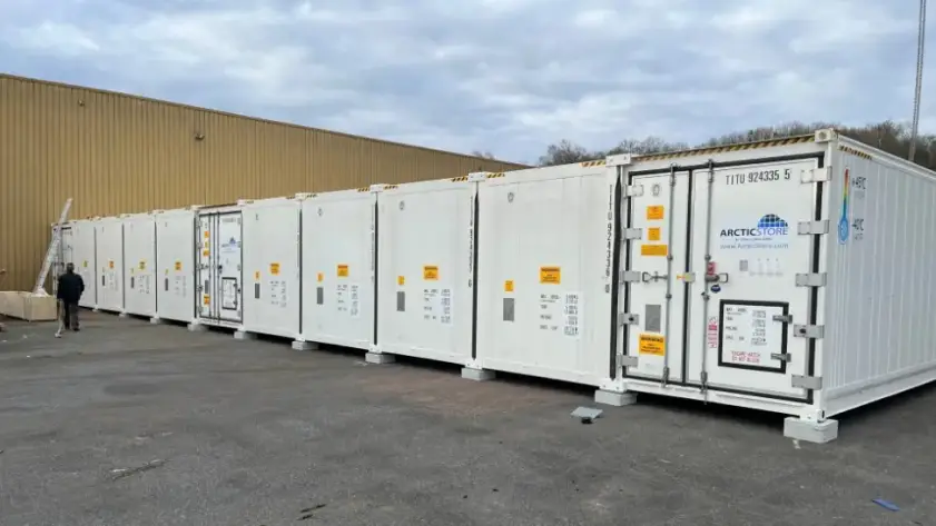 Modularna namestitev hladilnega kontejnerja, ki tvori enoto SuperStore