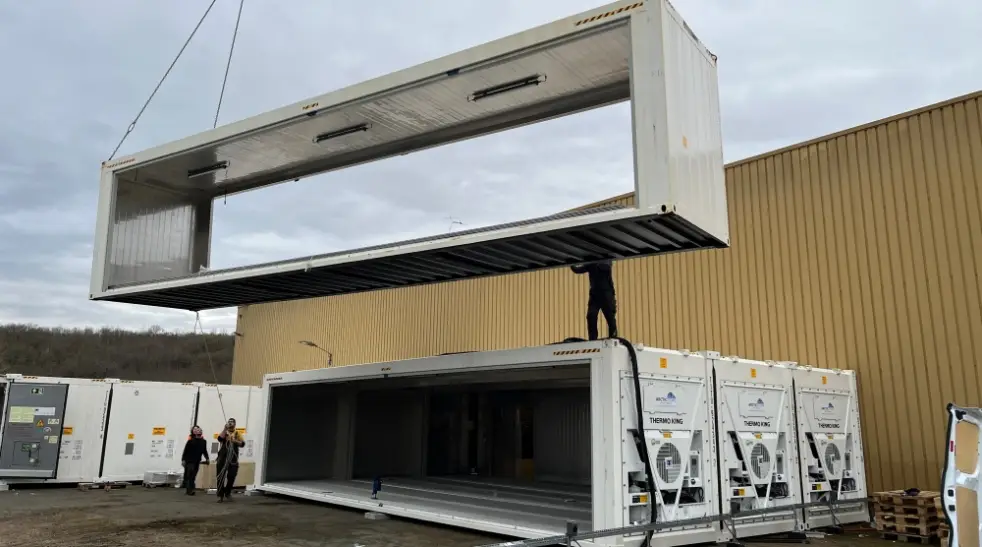 Modularna namestitev hladilnega kontejnerja, ki tvori enoto SuperStore